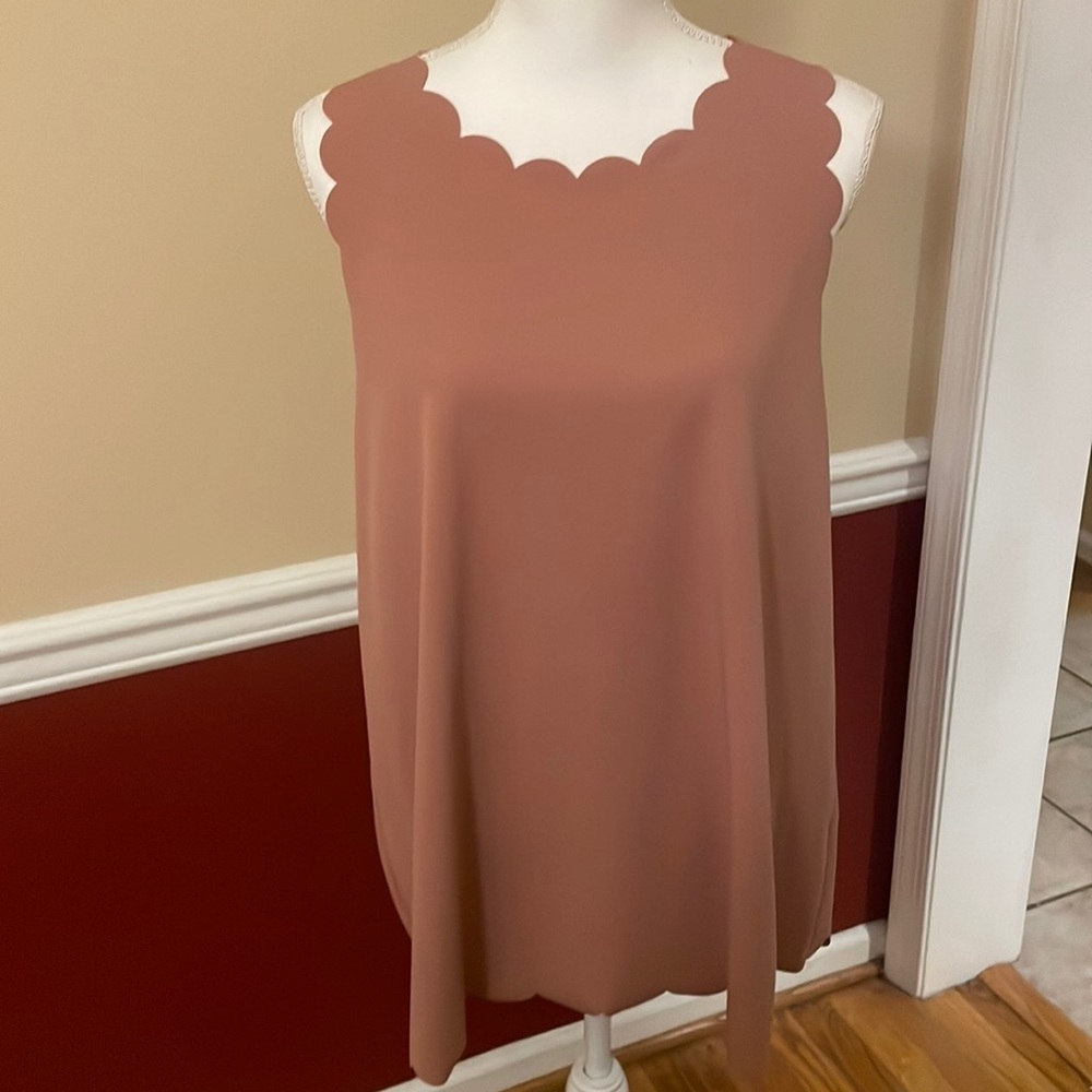 Gorgeous Betsey’s Boutique Shop Scallop Neck Tank